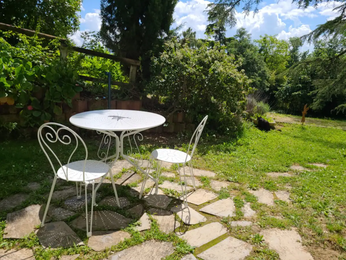 Terrasse du gîte La Mare aux Fées pour un séjour de détente et de bien être avec le séjour Immersion hypnose quantique Qhht